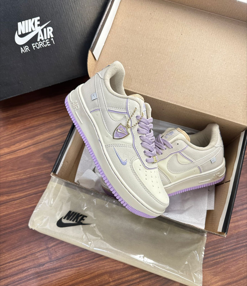 TÊNIS NIKE AIR FORCE 1 - BRANCO/LILÁS