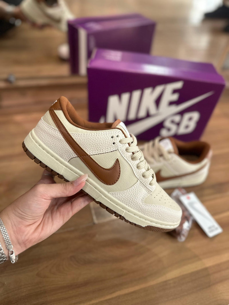 TÊNIS NIKE SB DUNK LOW CARAMELO