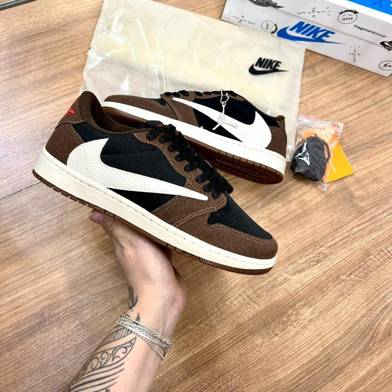 AIR JORDAN 1 LOW TRAVIS SCOTT MARROM ESCURO