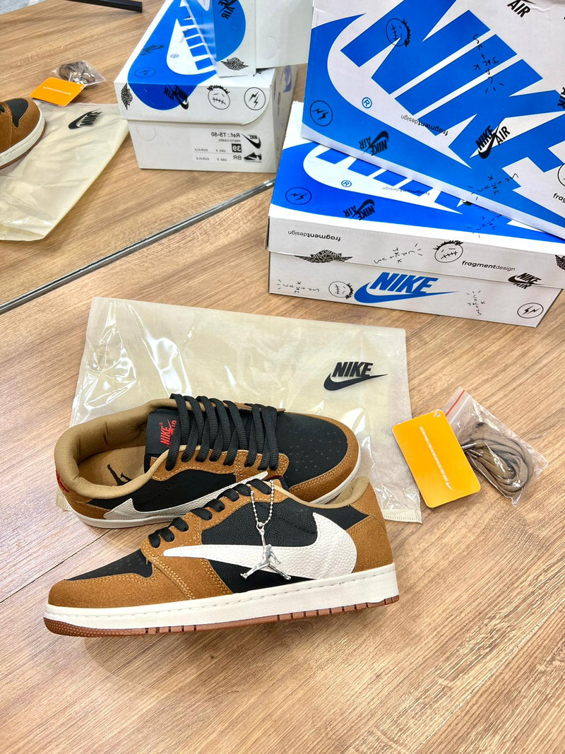 AIR JORDAN 1 LOW TRAVIS SCOTT MARROM CLARO