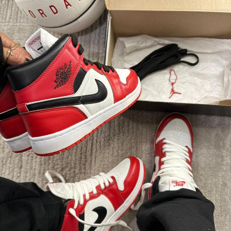 TÊNIS AIR JORDAN 1 MID VERMELHO PRETO COM BRANCO CHICAGO