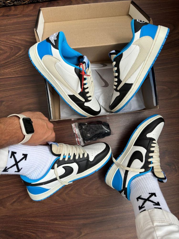 AIR JORDAN 1 LOW TRAVIS SCOTT AZUL E BRANCO